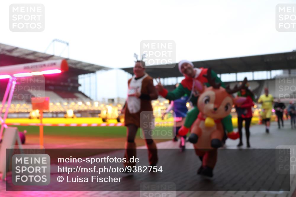 07.12.2025 - St. Pauli X-Mass-Run No. 15 Luisa Fischer http://msf.ph/oto/9382754 07.12.2025 10:50:22 Ziel 446, 4, 40, 157, 890, 904, 905, 916, 1035, 1179, 1232, 2100, 2201, 2299, 2301, 2338, 2340, 2341, 2575, 2777, 2779, 3026, 3030, 3380, 4855 meine-sportfotos.de