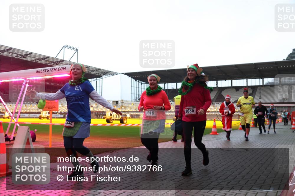 07.12.2025 - St. Pauli X-Mass-Run No. 15 Luisa Fischer http://msf.ph/oto/9382766 07.12.2025 10:50:24 Ziel 1232, 916, 1035, 2201, 40, 157, 904, 905, 916, 1035, 1179, 1232, 2100, 2201, 2299, 2338, 2340, 2341, 2575, 2777, 2779, 3026, 3030, 3380, 4855 meine-sportfotos.de