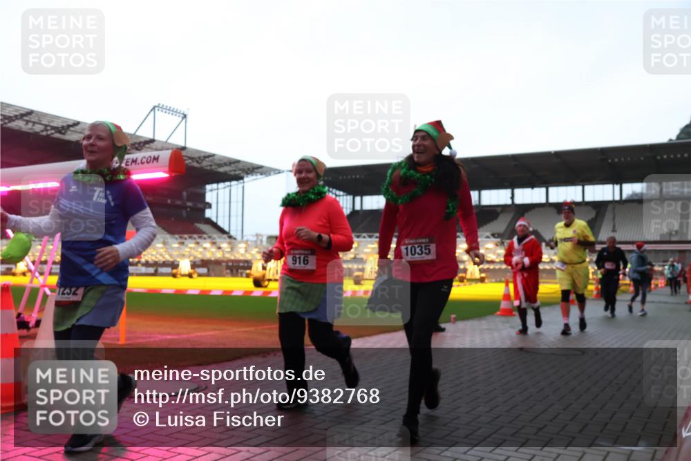 07.12.2025 - St. Pauli X-Mass-Run No. 15 Luisa Fischer http://msf.ph/oto/9382768 07.12.2025 10:50:24 Ziel 1232, 916, 1035, 40, 157, 904, 905, 916, 1035, 1179, 1232, 2100, 2201, 2299, 2338, 2340, 2341, 2575, 2777, 2779, 3026, 3030, 3380, 4855 meine-sportfotos.de