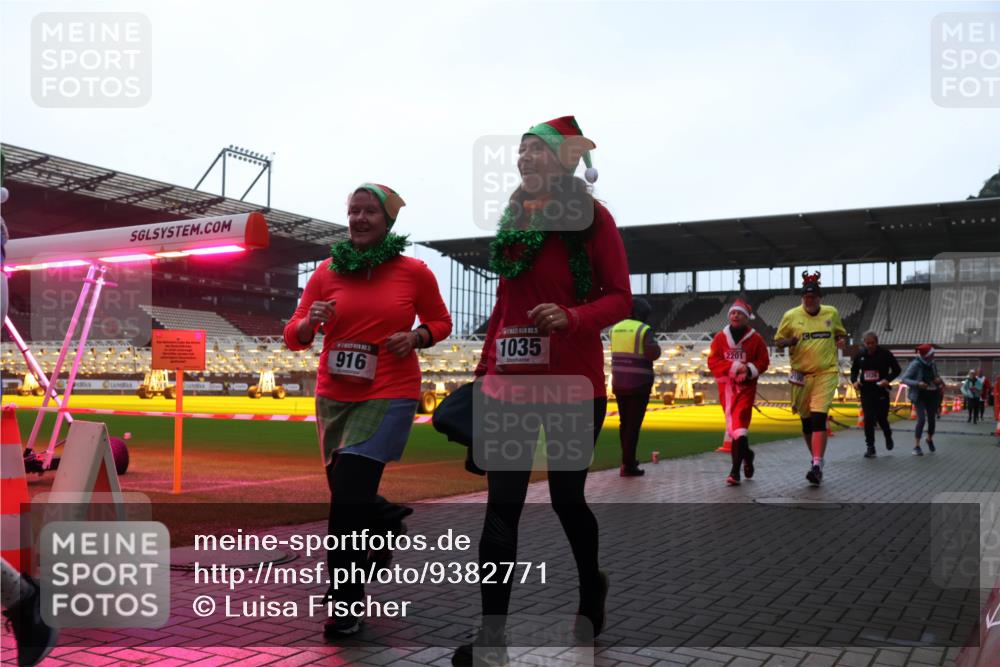 07.12.2025 - St. Pauli X-Mass-Run No. 15 Luisa Fischer http://msf.ph/oto/9382771 07.12.2025 10:50:25 Ziel 916, 1035, 2201, 40, 157, 904, 905, 916, 1035, 1179, 1232, 2100, 2201, 2338, 2340, 2341, 2575, 2777, 2779, 3026, 3030, 3380, 4855 meine-sportfotos.de