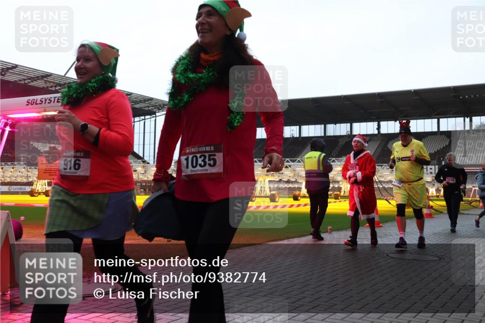 07.12.2025 - St. Pauli X-Mass-Run No. 15 Luisa Fischer http://msf.ph/oto/9382774 07.12.2025 10:50:25 Ziel 916, 15, 1035, 2201, 3026, 40, 157, 904, 905, 916, 1035, 1179, 1232, 2100, 2201, 2338, 2340, 2341, 2575, 2777, 2779, 3026, 3030, 3380, 4855 meine-sportfotos.de