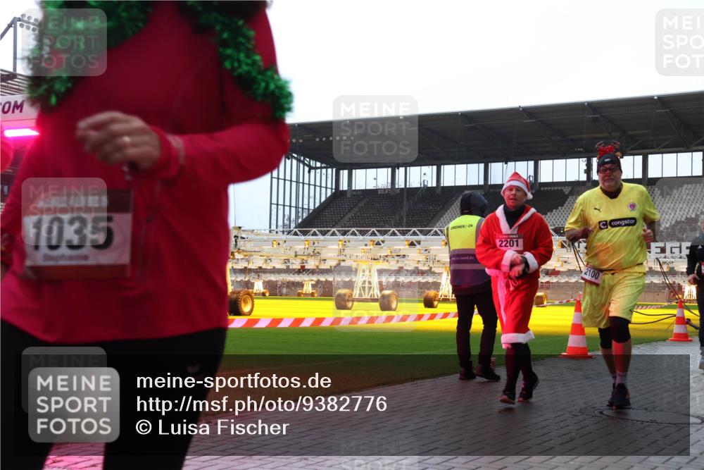 07.12.2025 - St. Pauli X-Mass-Run No. 15 Luisa Fischer http://msf.ph/oto/9382776 07.12.2025 10:50:25 Ziel 1035, 2201, 2100, 40, 157, 904, 905, 916, 1035, 1179, 1232, 2100, 2201, 2338, 2340, 2341, 2575, 2777, 2779, 3026, 3030, 3380, 4855 meine-sportfotos.de