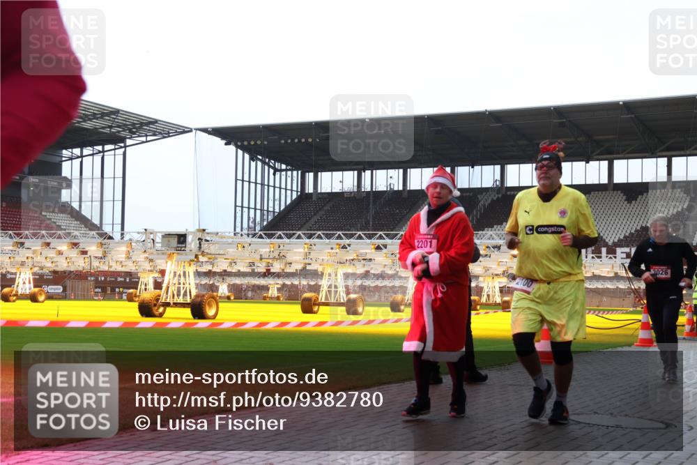 07.12.2025 - St. Pauli X-Mass-Run No. 15 Luisa Fischer http://msf.ph/oto/9382780 07.12.2025 10:50:26 Ziel 2201, 3026, 40, 157, 904, 905, 916, 1035, 1179, 1232, 2100, 2201, 2338, 2340, 2341, 2575, 2777, 2779, 3026, 3030, 3380, 4855 meine-sportfotos.de