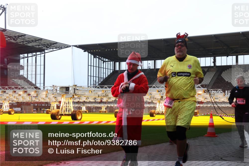 07.12.2025 - St. Pauli X-Mass-Run No. 15 Luisa Fischer http://msf.ph/oto/9382786 07.12.2025 10:50:26 Ziel 2100, 3026, 40, 157, 904, 905, 916, 1035, 1179, 1232, 2100, 2201, 2338, 2340, 2341, 2575, 2777, 2779, 3026, 3030, 3380, 4855 meine-sportfotos.de