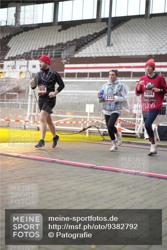 07.12.2025 - St. Pauli X-Mass-Run No. 15 Patografie http://msf.ph/oto/9382792 07.12.2025 10:22:57 Ziel 794, 1996, 2123, 2304, 2638, 3780, 4287 meine-sportfotos.de