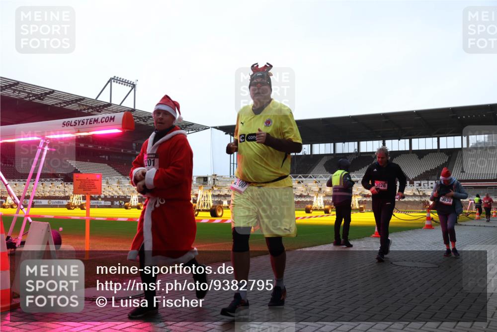 07.12.2025 - St. Pauli X-Mass-Run No. 15 Luisa Fischer http://msf.ph/oto/9382795 07.12.2025 10:50:27 Ziel 2201, 20, 3026, 3030, 40, 904, 905, 916, 1035, 1179, 1232, 2100, 2201, 2338, 2340, 2341, 2575, 2777, 2779, 3026, 3030, 3380, 4855 meine-sportfotos.de