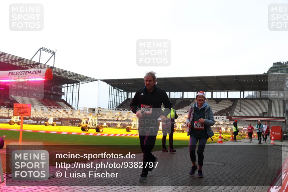 07.12.2025 - St. Pauli X-Mass-Run No. 15 Luisa Fischer http://msf.ph/oto/9382797 07.12.2025 10:50:29 Ziel 3026, 3030, 40, 904, 905, 916, 1035, 1232, 2100, 2201, 2338, 2340, 2341, 2575, 2777, 2779, 3026, 3030, 3380, 4110, 4111, 4855 meine-sportfotos.de