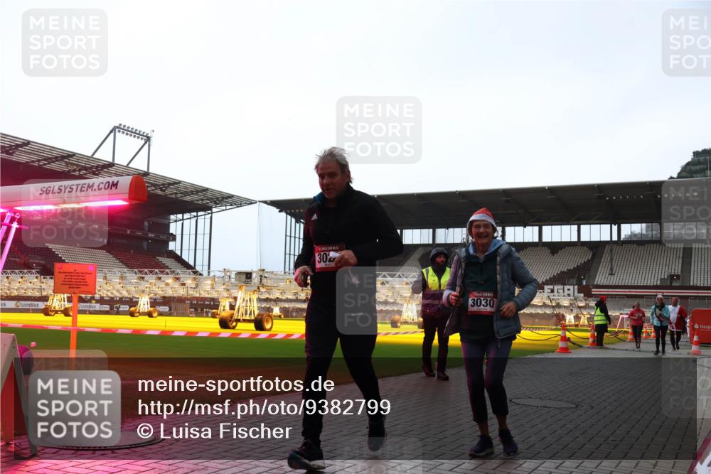 07.12.2025 - St. Pauli X-Mass-Run No. 15 Luisa Fischer http://msf.ph/oto/9382799 07.12.2025 10:50:29 Ziel 30, 3030, 40, 904, 905, 916, 1035, 1232, 2100, 2201, 2338, 2340, 2341, 2575, 2777, 2779, 3026, 3030, 3380, 4110, 4111, 4855 meine-sportfotos.de