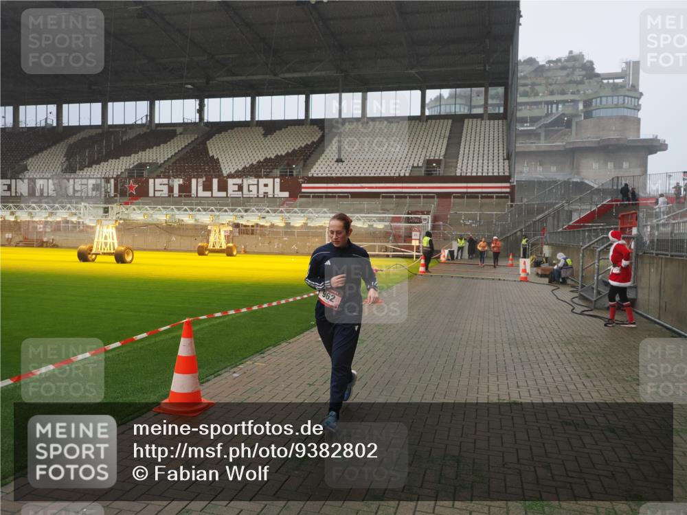 07.12.2025 - St. Pauli X-Mass-Run No. 15 Fabian Wolf http://msf.ph/oto/9382802 07.12.2025 10:10:17 Ziel 962, 1399, 1732, 4358, 4507 meine-sportfotos.de