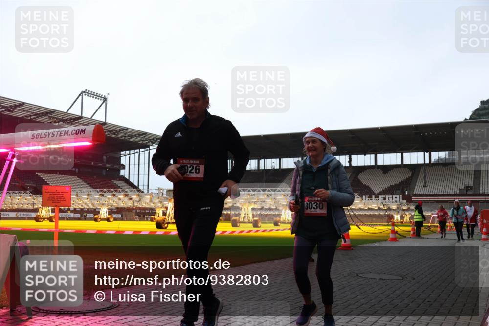 07.12.2025 - St. Pauli X-Mass-Run No. 15 Luisa Fischer http://msf.ph/oto/9382803 07.12.2025 10:50:29 Ziel 15, 026, 3030, 40, 904, 905, 916, 1035, 1232, 2100, 2201, 2338, 2340, 2341, 2575, 2777, 2779, 3026, 3030, 3380, 4110, 4111, 4855 meine-sportfotos.de