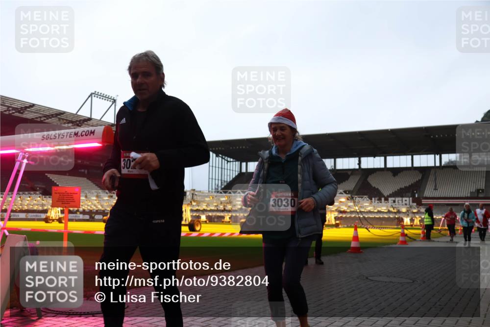 07.12.2025 - St. Pauli X-Mass-Run No. 15 Luisa Fischer http://msf.ph/oto/9382804 07.12.2025 10:50:30 Ziel 302, 15, 3030, 40, 904, 905, 916, 1035, 1232, 2100, 2201, 2338, 2340, 2341, 2575, 2777, 2779, 3026, 3030, 3380, 4110, 4111, 4855 meine-sportfotos.de