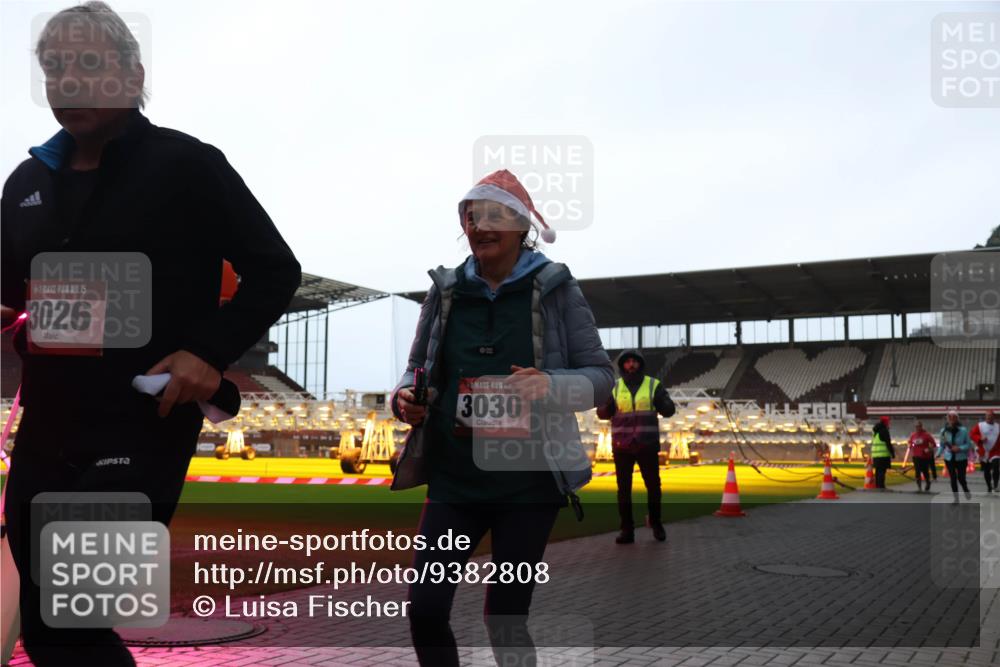 07.12.2025 - St. Pauli X-Mass-Run No. 15 Luisa Fischer http://msf.ph/oto/9382808 07.12.2025 10:50:30 Ziel 3026, 3030, 40, 904, 905, 916, 1035, 1232, 2100, 2201, 2338, 2340, 2341, 2575, 2777, 2779, 3026, 3030, 3380, 4110, 4111, 4855 meine-sportfotos.de