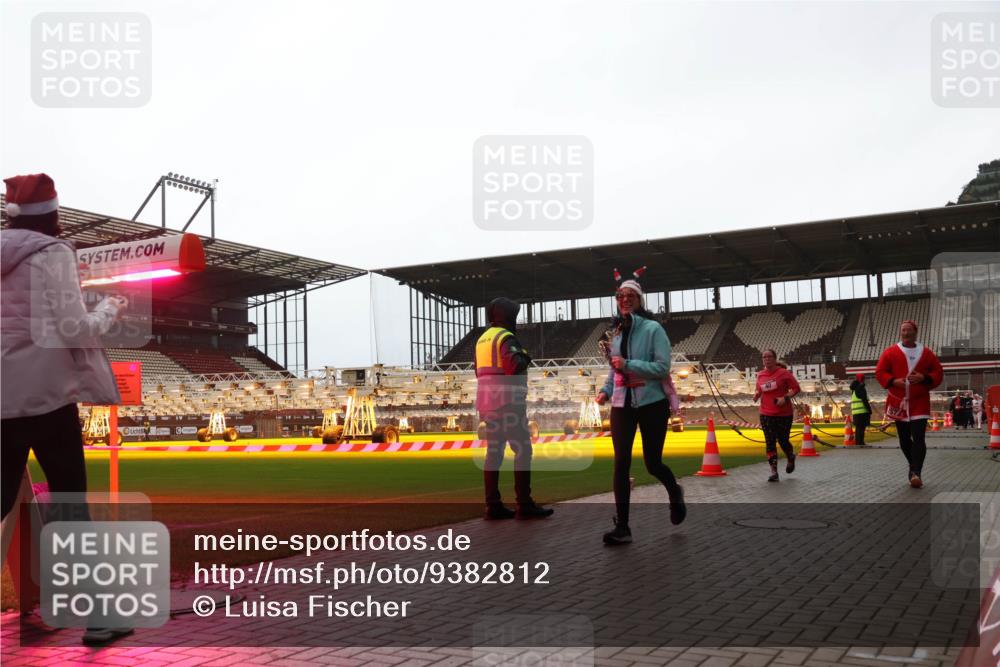 07.12.2025 - St. Pauli X-Mass-Run No. 15 Luisa Fischer http://msf.ph/oto/9382812 07.12.2025 10:50:35 Ziel 40, 904, 905, 916, 1035, 1232, 2100, 2201, 2338, 2340, 2341, 2575, 2582, 2583, 2584, 2777, 2779, 3026, 3030, 3287, 3291, 3380, 4075, 4110, 4111, 4756, 4757, 4759, 4855 meine-sportfotos.de