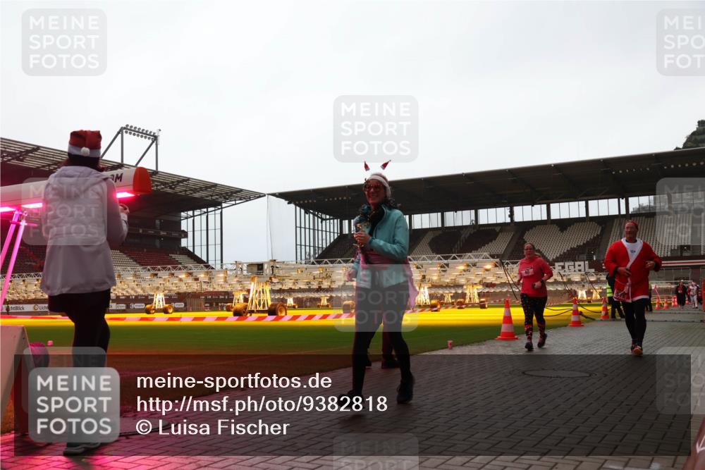 07.12.2025 - St. Pauli X-Mass-Run No. 15 Luisa Fischer http://msf.ph/oto/9382818 07.12.2025 10:50:36 Ziel 40, 904, 905, 916, 1035, 1232, 2100, 2201, 2338, 2340, 2341, 2575, 2582, 2583, 2584, 2777, 2779, 3026, 3030, 3287, 3291, 3380, 4075, 4110, 4111, 4756, 4757, 4759, 4855 meine-sportfotos.de