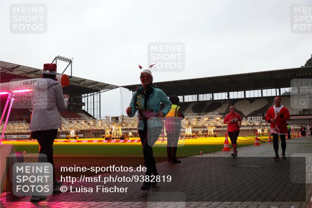 07.12.2025 - St. Pauli X-Mass-Run No. 15 Luisa Fischer http://msf.ph/oto/9382819 07.12.2025 10:50:36 Ziel 40, 2575, 40, 904, 905, 916, 1035, 1232, 2100, 2201, 2338, 2340, 2341, 2575, 2582, 2583, 2584, 2777, 2779, 3026, 3030, 3287, 3291, 3380, 4075, 4110, 4111, 4756, 4757, 4759, 4855 meine-sportfotos.de