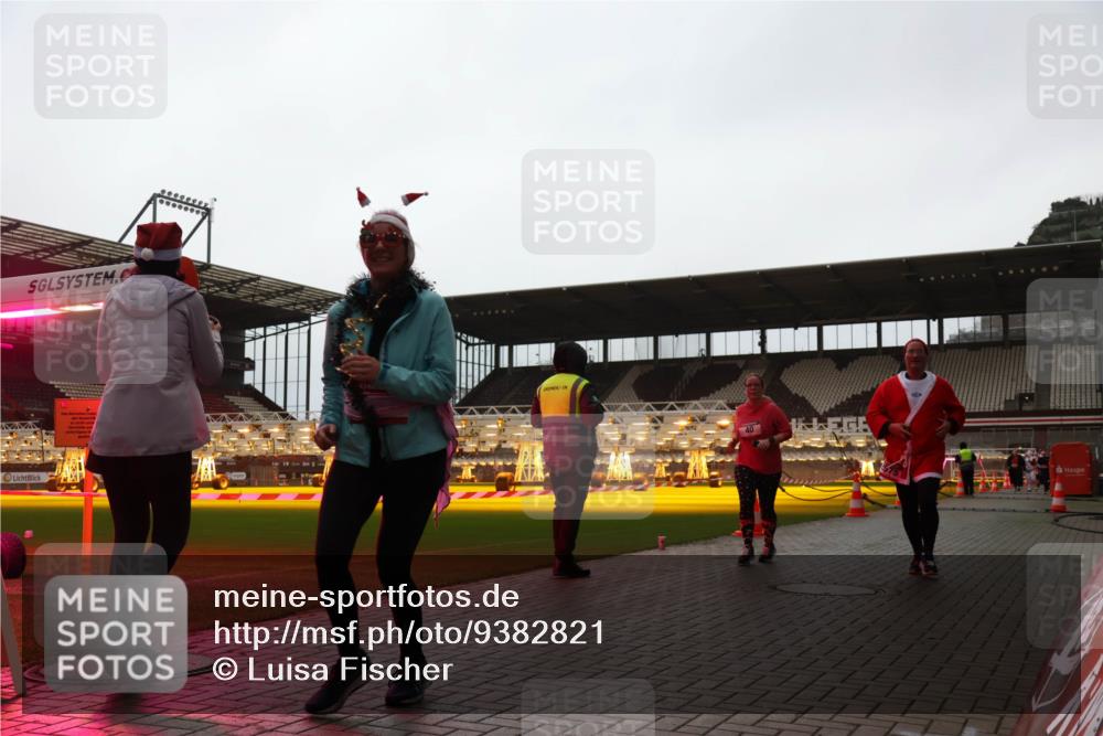 07.12.2025 - St. Pauli X-Mass-Run No. 15 Luisa Fischer http://msf.ph/oto/9382821 07.12.2025 10:50:37 Ziel 40, 904, 905, 916, 1035, 1232, 2100, 2201, 2250, 2338, 2340, 2341, 2460, 2575, 2582, 2583, 2584, 2777, 2779, 3026, 3030, 3287, 3291, 3380, 4075, 4110, 4111, 4756, 4757, 4759, 4855 meine-sportfotos.de