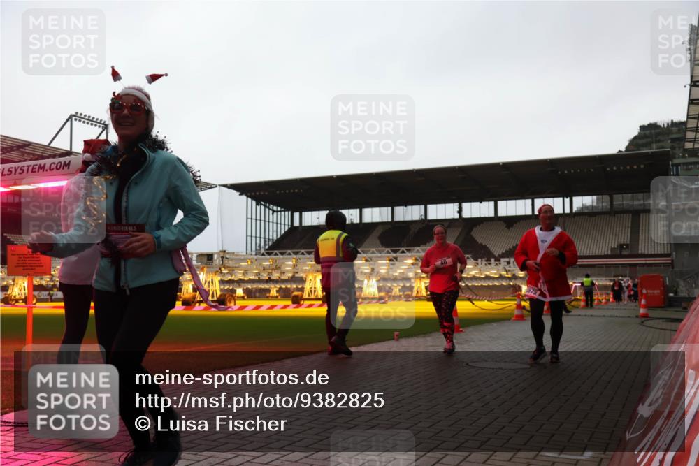 07.12.2025 - St. Pauli X-Mass-Run No. 15 Luisa Fischer http://msf.ph/oto/9382825 07.12.2025 10:50:37 Ziel 15, 2575, 40, 904, 905, 916, 1035, 1232, 2100, 2201, 2250, 2338, 2340, 2341, 2460, 2575, 2582, 2583, 2584, 2777, 2779, 3026, 3030, 3287, 3291, 3380, 4075, 4110, 4111, 4756, 4757, 4759, 4855 meine-sportfotos.de