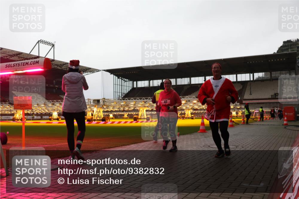 07.12.2025 - St. Pauli X-Mass-Run No. 15 Luisa Fischer http://msf.ph/oto/9382832 07.12.2025 10:50:38 Ziel 40, 100, 40, 904, 905, 916, 1035, 1232, 2100, 2201, 2250, 2338, 2340, 2341, 2460, 2575, 2582, 2583, 2584, 2777, 2779, 3026, 3030, 3287, 3291, 3380, 4075, 4110, 4111, 4756, 4757, 4759, 4855 meine-sportfotos.de
