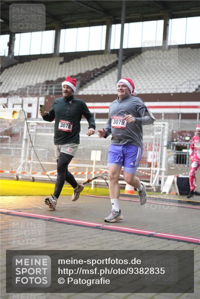 07.12.2025 - St. Pauli X-Mass-Run No. 15 Patografie http://msf.ph/oto/9382835 07.12.2025 10:23:04 Ziel 1996, 2123, 2304, 2508, 2511, 2638, 3052, 3078, 3079 meine-sportfotos.de