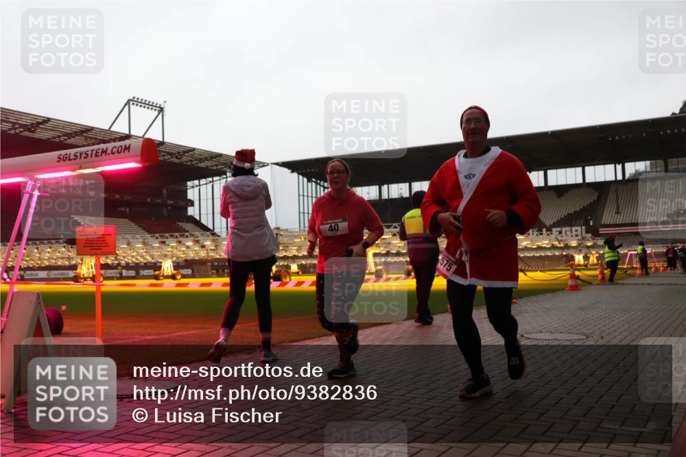 07.12.2025 - St. Pauli X-Mass-Run No. 15 Luisa Fischer http://msf.ph/oto/9382836 07.12.2025 10:50:39 Ziel 40, 575, 2, 40, 904, 905, 916, 1035, 1232, 2100, 2201, 2250, 2338, 2341, 2460, 2575, 2582, 2583, 2584, 2777, 2779, 3026, 3030, 3287, 3291, 3380, 4075, 4110, 4111, 4756, 4757, 4759, 4855 meine-sportfotos.de