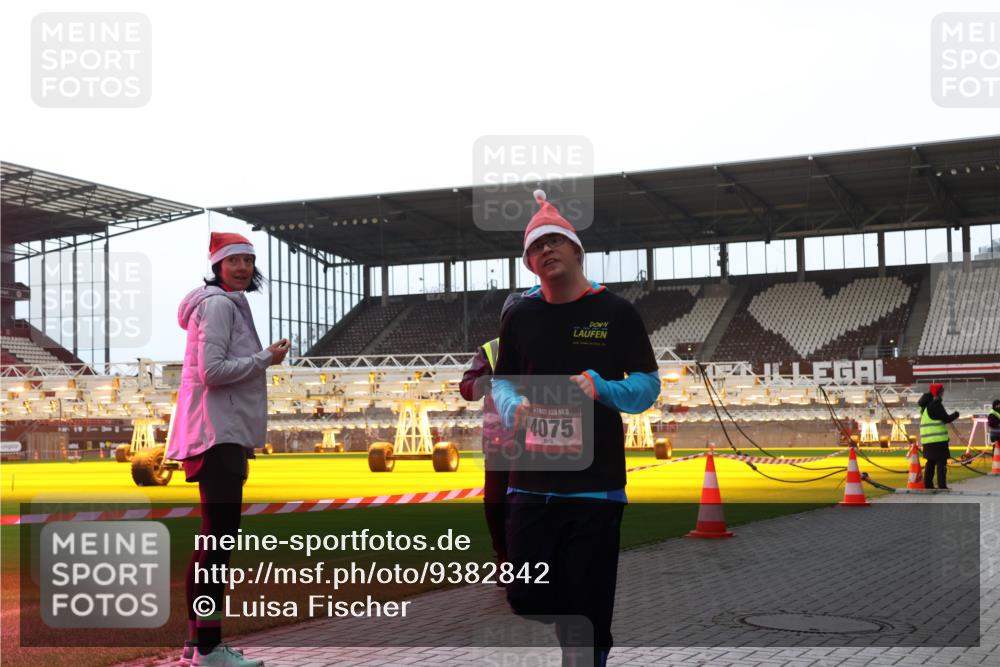 07.12.2025 - St. Pauli X-Mass-Run No. 15 Luisa Fischer http://msf.ph/oto/9382842 07.12.2025 10:50:49 Ziel 15, 4075, 40, 904, 905, 1726, 1729, 1730, 2250, 2460, 2575, 2582, 2583, 2584, 3026, 3287, 3291, 3368, 4075, 4110, 4111, 4756, 4757, 4759, 4855 meine-sportfotos.de