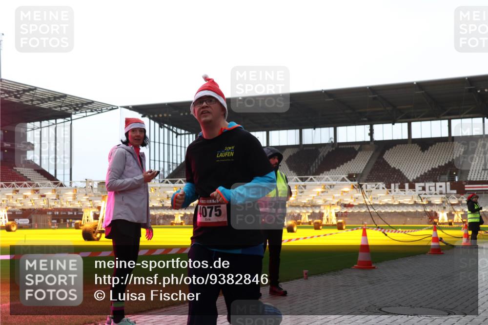07.12.2025 - St. Pauli X-Mass-Run No. 15 Luisa Fischer http://msf.ph/oto/9382846 07.12.2025 10:50:50 Ziel 4075, 40, 904, 905, 1726, 1729, 1730, 2250, 2460, 2575, 2582, 2583, 2584, 3287, 3291, 3368, 4075, 4110, 4111, 4756, 4757, 4759, 4855 meine-sportfotos.de