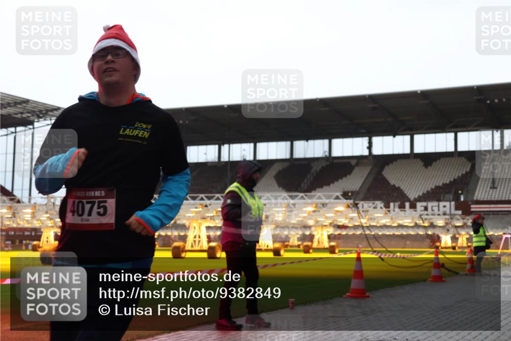 07.12.2025 - St. Pauli X-Mass-Run No. 15 Luisa Fischer http://msf.ph/oto/9382849 07.12.2025 10:50:50 Ziel 4075, 40, 904, 905, 1726, 1729, 1730, 2250, 2460, 2575, 2582, 2583, 2584, 3287, 3291, 3368, 4075, 4110, 4111, 4756, 4757, 4759, 4855 meine-sportfotos.de
