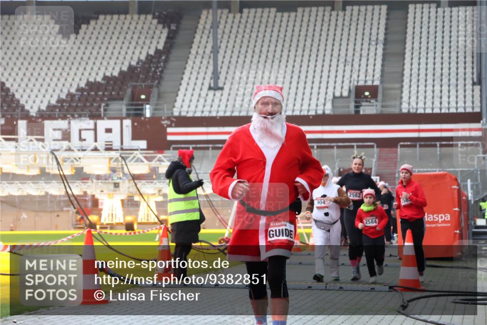 07.12.2025 - St. Pauli X-Mass-Run No. 15 Luisa Fischer http://msf.ph/oto/9382851 07.12.2025 10:50:51 Ziel 904, 2582, 2584, 40, 904, 905, 1726, 1729, 1730, 2250, 2460, 2575, 2582, 2583, 2584, 3287, 3291, 3368, 4075, 4110, 4111, 4756, 4757, 4759, 4855 meine-sportfotos.de
