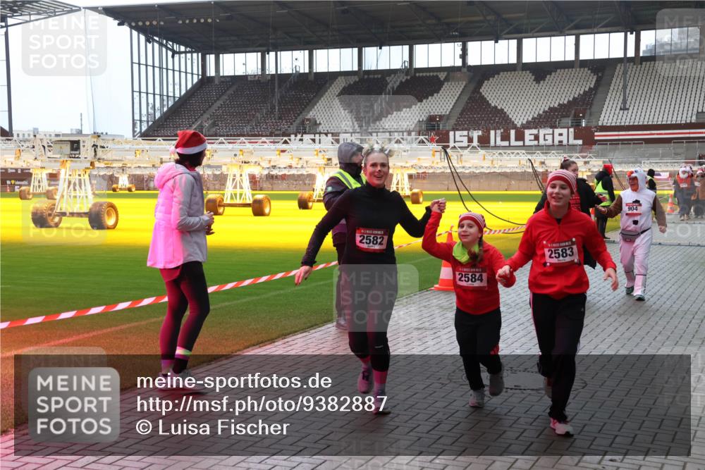 07.12.2025 - St. Pauli X-Mass-Run No. 15 Luisa Fischer http://msf.ph/oto/9382887 07.12.2025 10:51:01 Ziel 2582, 5, 2584, 2583, 904, 381, 564, 904, 905, 1726, 1729, 1730, 2250, 2460, 2582, 2583, 2584, 2737, 2738, 2763, 3287, 3291, 3368, 4075, 4110, 4111, 4535, 4537, 4756, 4757, 4759, 4760, 4881 meine-sportfotos.de