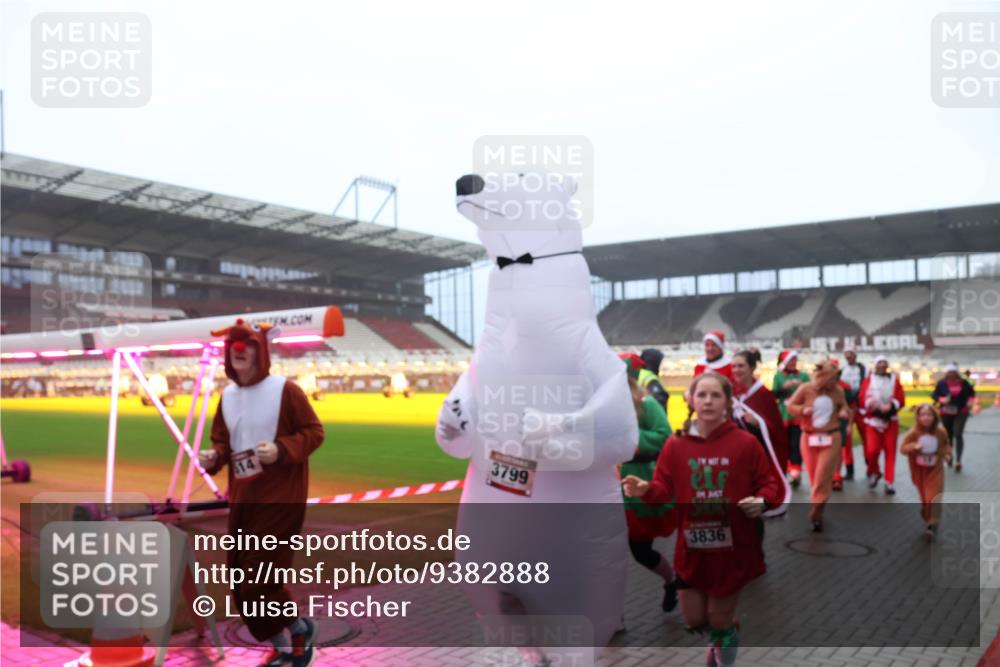 07.12.2025 - St. Pauli X-Mass-Run No. 15 Luisa Fischer http://msf.ph/oto/9382888 07.12.2025 10:13:18 Ziel 1851, 3799, 3836, 9, 18, 80, 938, 1070, 1126, 1397, 1733, 2687, 2711, 2712, 2758, 2760, 2770, 3040, 3428, 3514, 3551, 3557, 3585, 3588, 3589, 3799, 3834, 3836, 4487 meine-sportfotos.de