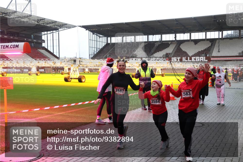 07.12.2025 - St. Pauli X-Mass-Run No. 15 Luisa Fischer http://msf.ph/oto/9382894 07.12.2025 10:51:01 Ziel 2582, 2584, 2583, 904, 381, 564, 904, 905, 1726, 1729, 1730, 2250, 2460, 2582, 2583, 2584, 2737, 2738, 2763, 3287, 3291, 3368, 4075, 4110, 4111, 4535, 4537, 4756, 4757, 4759, 4760, 4881 meine-sportfotos.de
