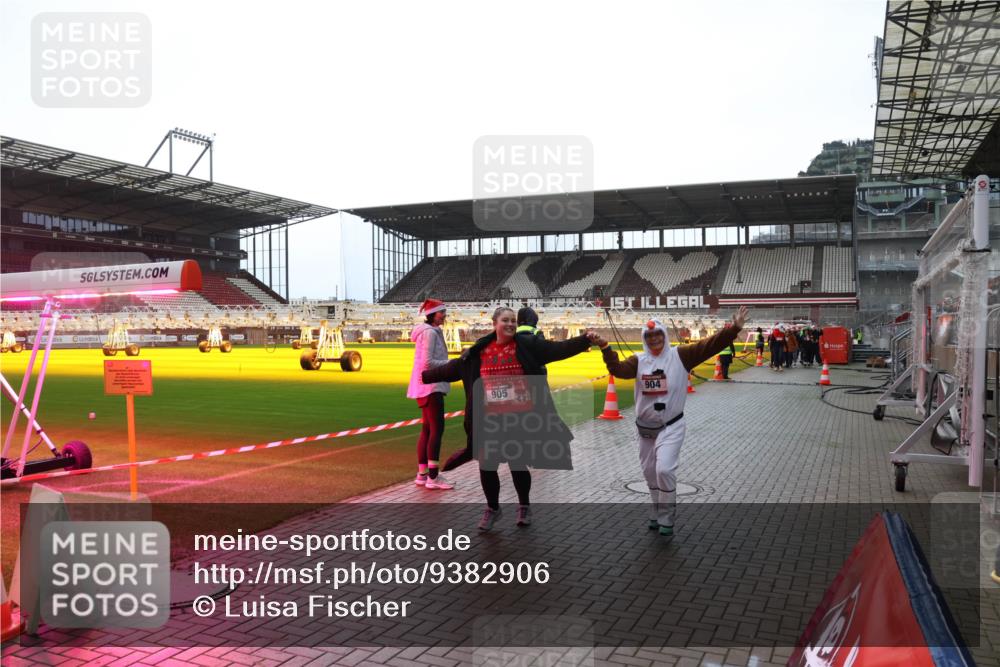 07.12.2025 - St. Pauli X-Mass-Run No. 15 Luisa Fischer http://msf.ph/oto/9382906 07.12.2025 10:51:04 Ziel 905, 904, 249, 381, 564, 1726, 1729, 1730, 2250, 2460, 2582, 2583, 2584, 2737, 2738, 2763, 3287, 3291, 3368, 4075, 4110, 4111, 4535, 4537, 4756, 4757, 4759, 4760, 4881 meine-sportfotos.de