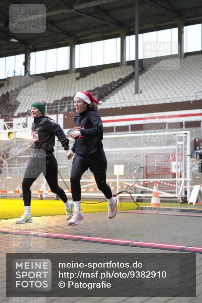07.12.2025 - St. Pauli X-Mass-Run No. 15 Patografie http://msf.ph/oto/9382910 07.12.2025 10:23:23 Ziel 638, 4005, 4141, 4145, 4458, 4549 meine-sportfotos.de