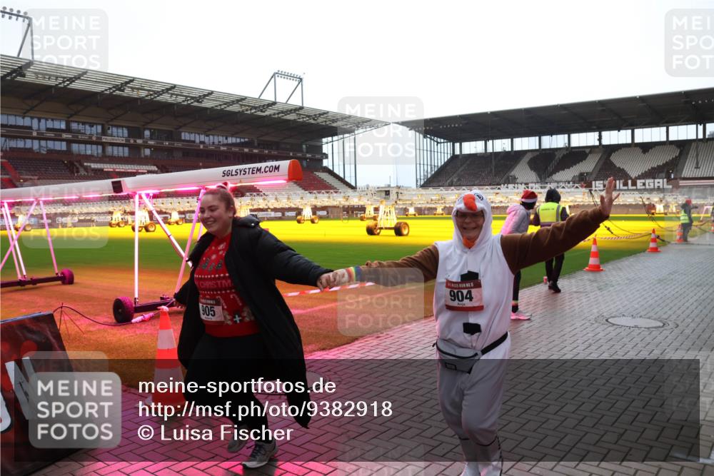 07.12.2025 - St. Pauli X-Mass-Run No. 15 Luisa Fischer http://msf.ph/oto/9382918 07.12.2025 10:51:06 Ziel 15, 904, 905, 249, 381, 564, 769, 1726, 1729, 1730, 2250, 2460, 2582, 2583, 2584, 2737, 2738, 2763, 3287, 3291, 3368, 4075, 4110, 4111, 4535, 4537, 4756, 4757, 4759, 4760, 4881 meine-sportfotos.de