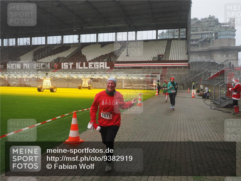 07.12.2025 - St. Pauli X-Mass-Run No. 15 Fabian Wolf http://msf.ph/oto/9382919 07.12.2025 10:10:31 Ziel 550, 964, 1571, 2083, 2087 meine-sportfotos.de