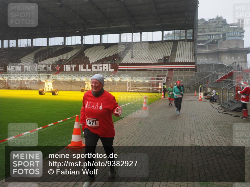 07.12.2025 - St. Pauli X-Mass-Run No. 15 Fabian Wolf http://msf.ph/oto/9382927 07.12.2025 10:10:31 Ziel 550, 964, 1571, 2083, 2087 meine-sportfotos.de