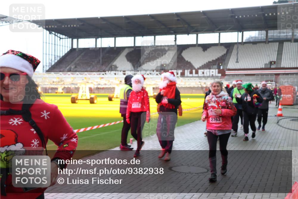 07.12.2025 - St. Pauli X-Mass-Run No. 15 Luisa Fischer http://msf.ph/oto/9382938 07.12.2025 10:51:22 Ziel 4110, 2763, 249, 381, 564, 769, 1093, 1691, 1726, 1729, 1730, 2250, 2460, 2737, 2738, 2763, 3199, 3287, 3291, 3342, 3368, 4075, 4535, 4537, 4760, 4881 meine-sportfotos.de