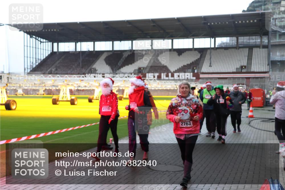 07.12.2025 - St. Pauli X-Mass-Run No. 15 Luisa Fischer http://msf.ph/oto/9382940 07.12.2025 10:51:22 Ziel 4110, 111, 2763, 4757, 249, 381, 564, 769, 1093, 1691, 1726, 1729, 1730, 2250, 2460, 2737, 2738, 2763, 3199, 3287, 3291, 3342, 3368, 4075, 4535, 4537, 4760, 4881 meine-sportfotos.de