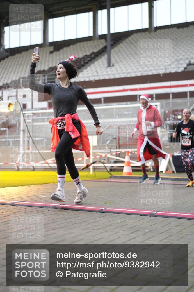 07.12.2025 - St. Pauli X-Mass-Run No. 15 Patografie http://msf.ph/oto/9382942 07.12.2025 10:23:30 Ziel 638, 3539, 3644, 3649, 3887, 3890, 4005, 4141, 4145, 4458, 4549 meine-sportfotos.de
