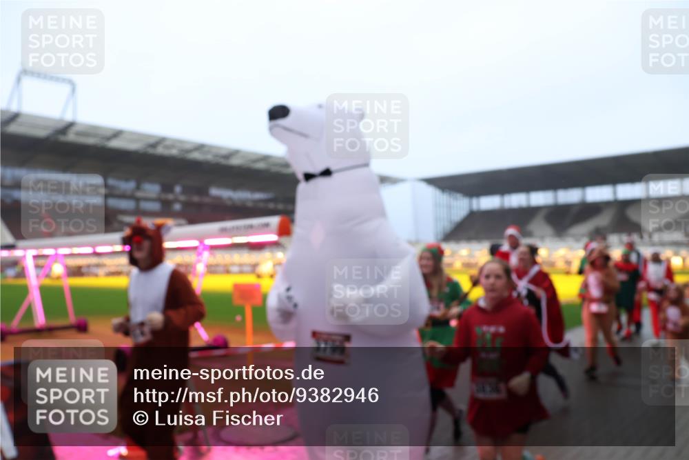 07.12.2025 - St. Pauli X-Mass-Run No. 15 Luisa Fischer http://msf.ph/oto/9382946 07.12.2025 10:13:18 Ziel 9, 18, 80, 938, 1070, 1126, 1397, 1733, 2687, 2711, 2712, 2758, 2760, 2770, 3040, 3428, 3514, 3551, 3557, 3585, 3588, 3589, 3799, 3834, 3836, 4487 meine-sportfotos.de