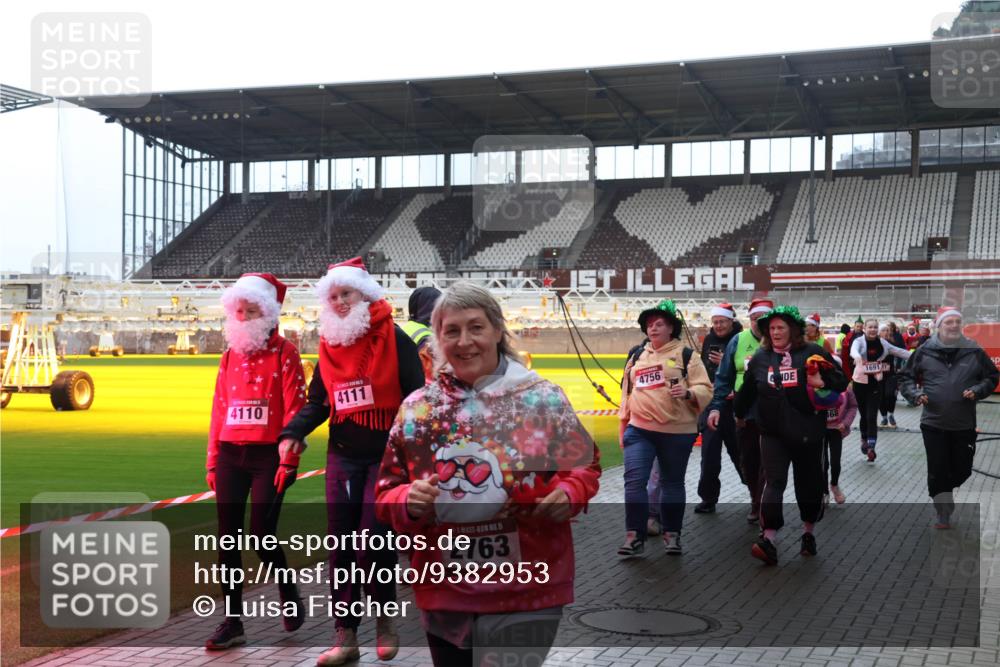 07.12.2025 - St. Pauli X-Mass-Run No. 15 Luisa Fischer http://msf.ph/oto/9382953 07.12.2025 10:51:23 Ziel 4110, 4111, 5, 2763, 4756, 368, 1691, 249, 381, 564, 769, 1093, 1691, 1726, 1729, 1730, 2250, 2460, 2737, 2738, 2763, 3199, 3287, 3342, 3368, 4535, 4537, 4760, 4881 meine-sportfotos.de