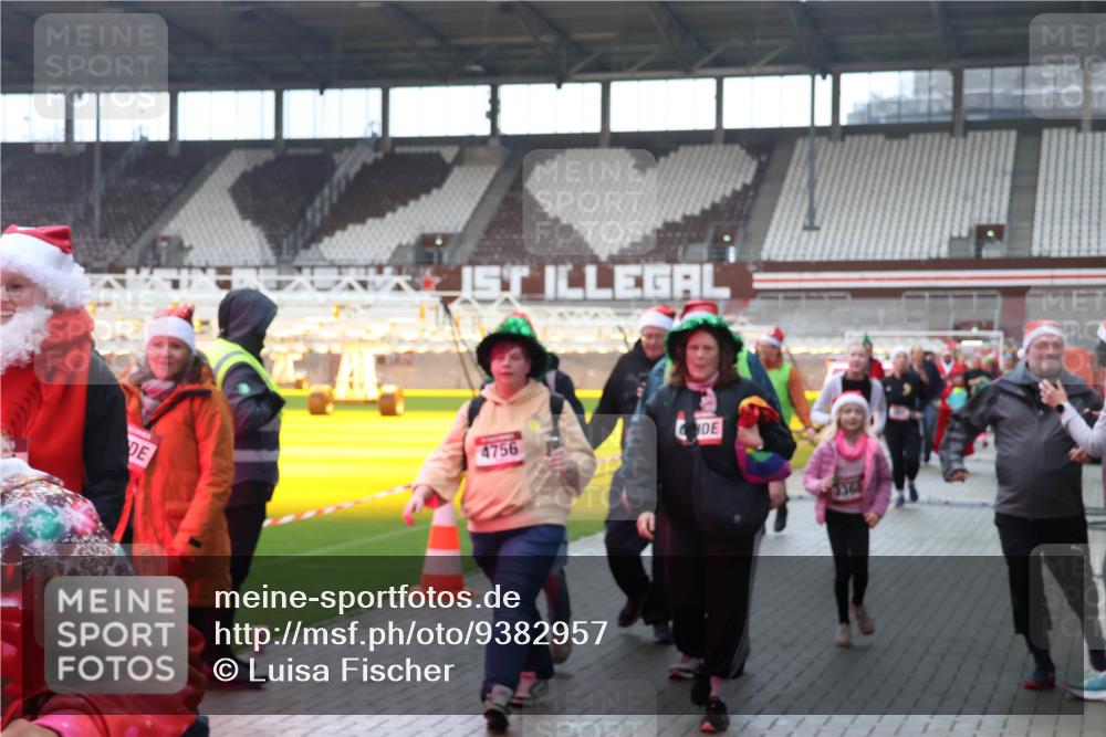 07.12.2025 - St. Pauli X-Mass-Run No. 15 Luisa Fischer http://msf.ph/oto/9382957 07.12.2025 10:51:24 Ziel 4756, 3368, 249, 381, 564, 769, 1093, 1691, 1726, 1729, 1730, 2250, 2460, 2737, 2738, 2763, 3199, 3342, 3368, 4535, 4537, 4760, 4881 meine-sportfotos.de