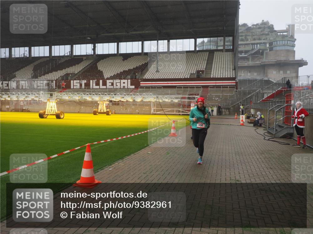 07.12.2025 - St. Pauli X-Mass-Run No. 15 Fabian Wolf http://msf.ph/oto/9382961 07.12.2025 10:10:33 Ziel 550, 964, 1571, 2083, 2087 meine-sportfotos.de