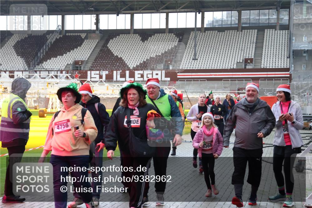 07.12.2025 - St. Pauli X-Mass-Run No. 15 Luisa Fischer http://msf.ph/oto/9382962 07.12.2025 10:51:25 Ziel 4756, 16, 381, 3368, 66, 249, 381, 564, 769, 1093, 1691, 1726, 1729, 1730, 2250, 2460, 2737, 2738, 2763, 3199, 3342, 3368, 4535, 4537, 4760, 4881 meine-sportfotos.de