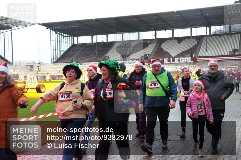 07.12.2025 - St. Pauli X-Mass-Run No. 15 Luisa Fischer http://msf.ph/oto/9382978 07.12.2025 10:51:27 Ziel 475, 4756, 75, 4757, 1691, 68, 249, 381, 564, 769, 1093, 1691, 1726, 1729, 1730, 2737, 2738, 2763, 3199, 3342, 3368, 4535, 4537, 4760, 4881 meine-sportfotos.de