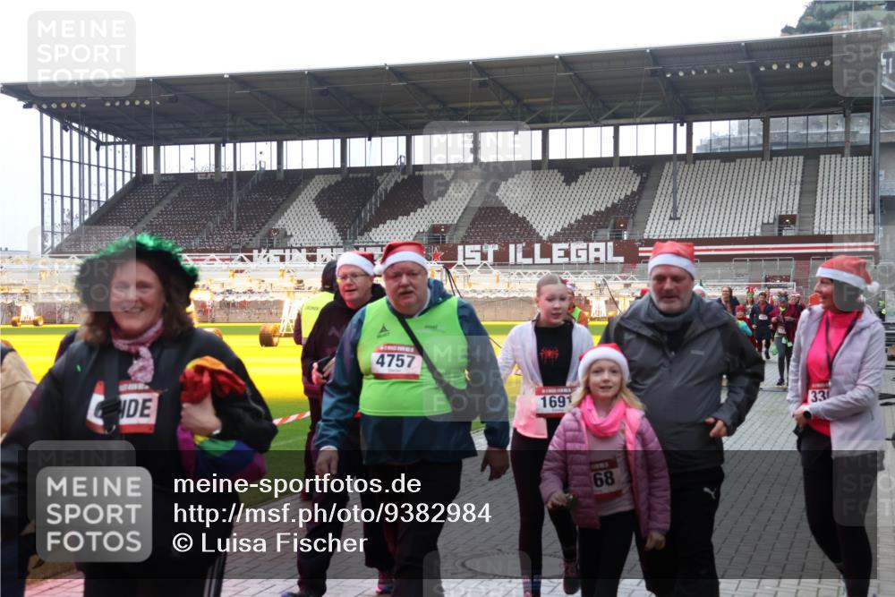 07.12.2025 - St. Pauli X-Mass-Run No. 15 Luisa Fischer http://msf.ph/oto/9382984 07.12.2025 10:51:28 Ziel 4757, 1691, 68, 33, 249, 381, 564, 769, 1093, 1691, 1726, 1729, 1730, 2737, 2738, 2763, 3199, 3342, 3368, 4535, 4537, 4760, 4881 meine-sportfotos.de