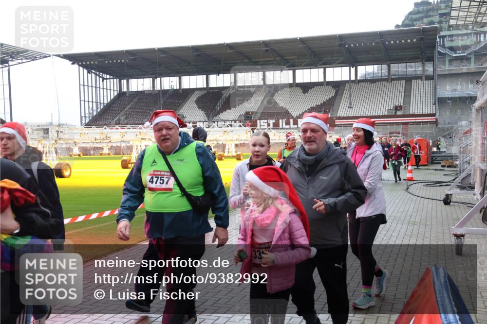 07.12.2025 - St. Pauli X-Mass-Run No. 15 Luisa Fischer http://msf.ph/oto/9382992 07.12.2025 10:51:29 Ziel 4757, 33, 249, 381, 564, 769, 1093, 1691, 1726, 1729, 1730, 2737, 2738, 2763, 3199, 3342, 3368, 4535, 4537, 4760, 4881 meine-sportfotos.de