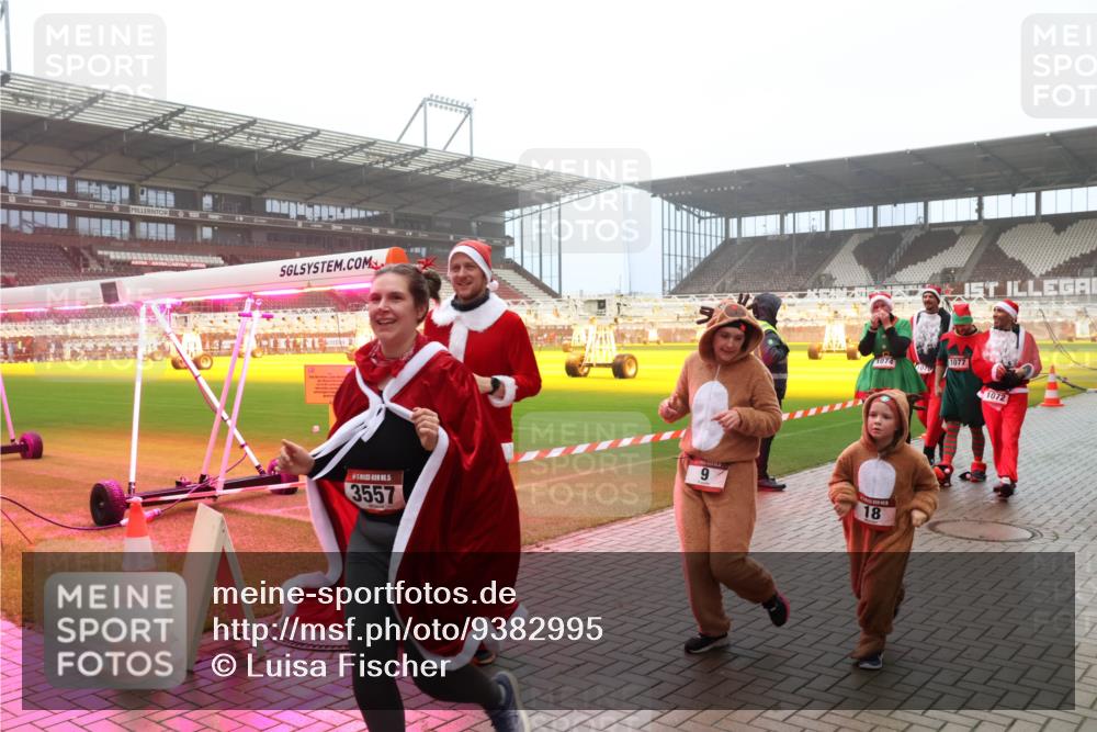 07.12.2025 - St. Pauli X-Mass-Run No. 15 Luisa Fischer http://msf.ph/oto/9382995 07.12.2025 10:13:20 Ziel 15, 3557, 9, 1074, 1070, 18, 1077, 1072, 9, 18, 80, 938, 1044, 1126, 1397, 1733, 2687, 2711, 2712, 2758, 2760, 2770, 3040, 3428, 3514, 3551, 3557, 3585, 3588, 3589, 3799, 3834, 3836, 4487, 4664 meine-sportfotos.de