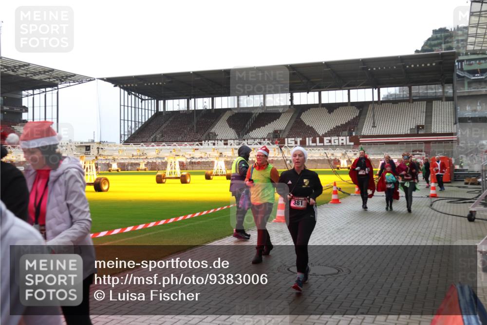 07.12.2025 - St. Pauli X-Mass-Run No. 15 Luisa Fischer http://msf.ph/oto/9383006 07.12.2025 10:51:31 Ziel 381, 249, 381, 564, 769, 1093, 1691, 1726, 1729, 1730, 2737, 2738, 2763, 3199, 3342, 4535, 4537, 4760, 4881 meine-sportfotos.de