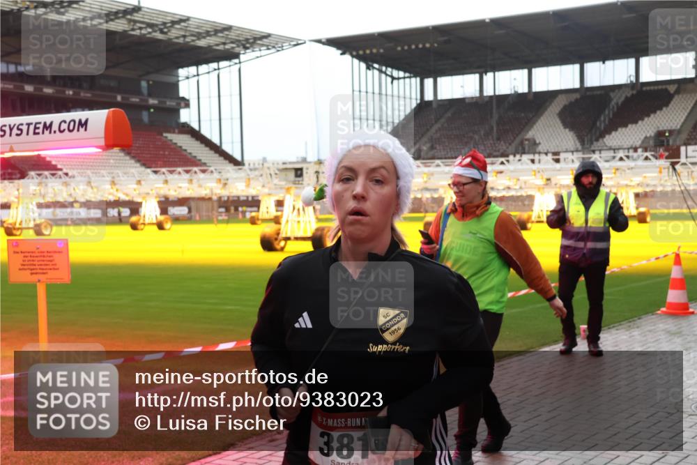 07.12.2025 - St. Pauli X-Mass-Run No. 15 Luisa Fischer http://msf.ph/oto/9383023 07.12.2025 10:51:33 Ziel 381, 1956, 249, 381, 564, 769, 1093, 1691, 1726, 1729, 1730, 2737, 2738, 2763, 3199, 3342, 4535, 4537, 4760, 4881 meine-sportfotos.de